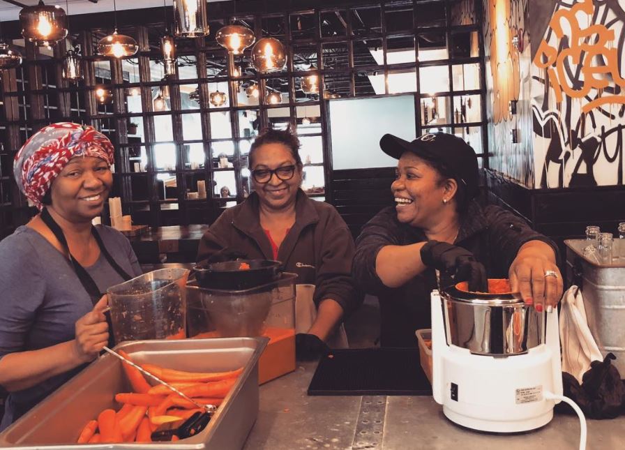 ms.iceyskitchenThis is Marva, Ms. Chan, and Ms. Karlene on one Carrot Juice! Plus they made Ms. Icey’s recipe. You don’t get this just like that. This is years of tradition and experience going into one Carrot Juice! Trying to tell y’all. This a magic moment and plenty more are coming. @ms.iceyskitchen. #carrotjuice #knowledge #tradition #juicebar