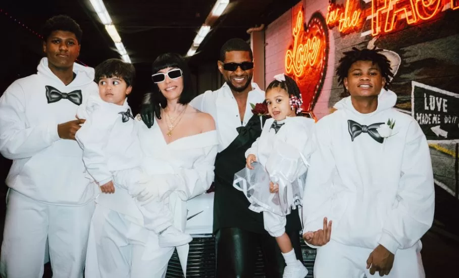 Usher Raymond and his kids 