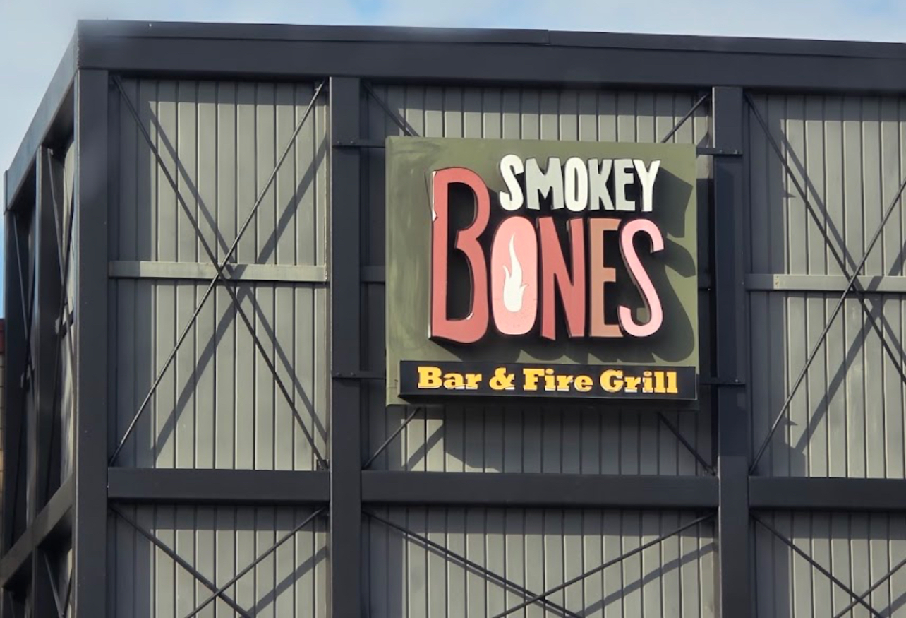 Smokey Bones closing